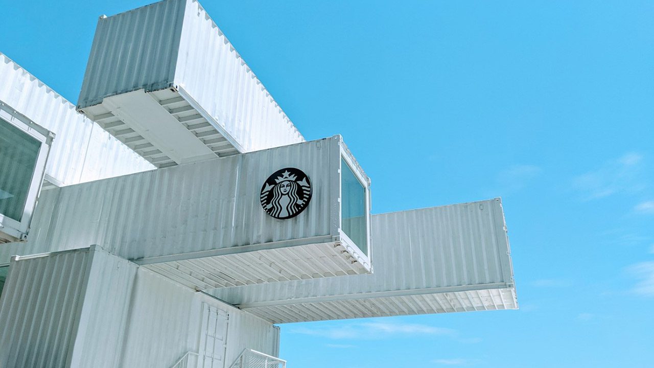 Containers maritimes transformés en bureaux et restaurant