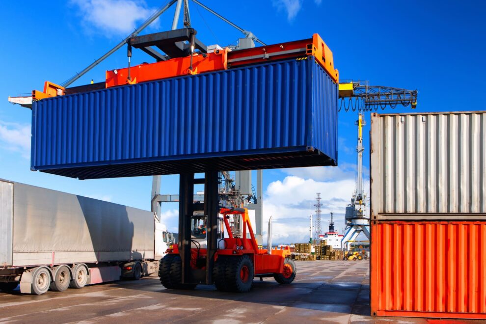 Déchargement d'un 40 pieds dry d'occasion dans un port