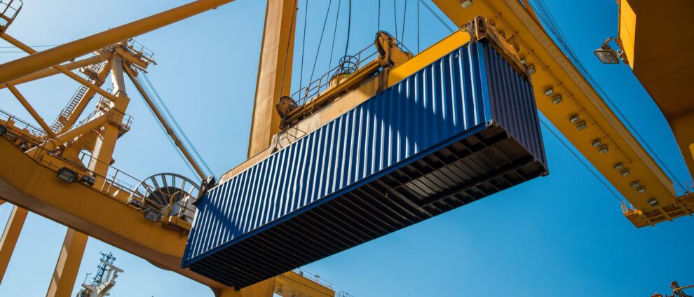 Container bleu porté par une grue