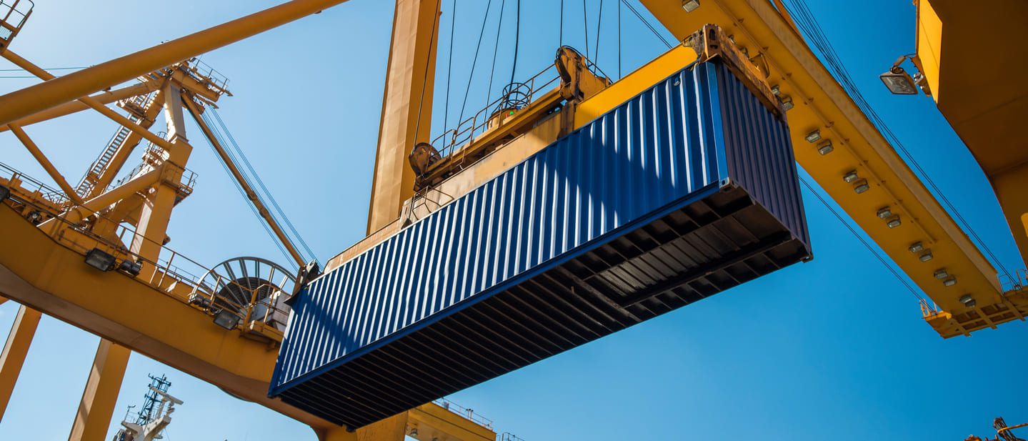 Container bleu porté par une grue