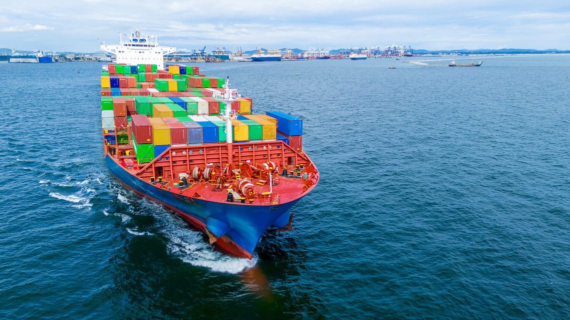 Porte-conteneurs transportant des containers neufs multicolores en mer, illustrant l’achat de containers neufs destinés au transport maritime et au stockage professionnel.