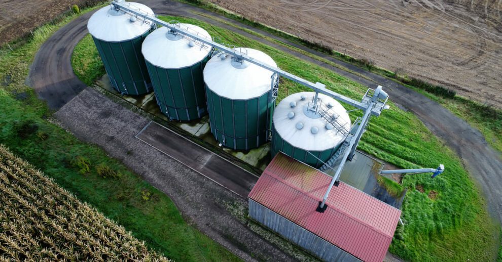 Silos agricoles vus du ciel, illustrant une solution de stockage durable et sécurisée pour l’agriculture, adaptée au rangement des engrais, semences, récoltes et matériel.