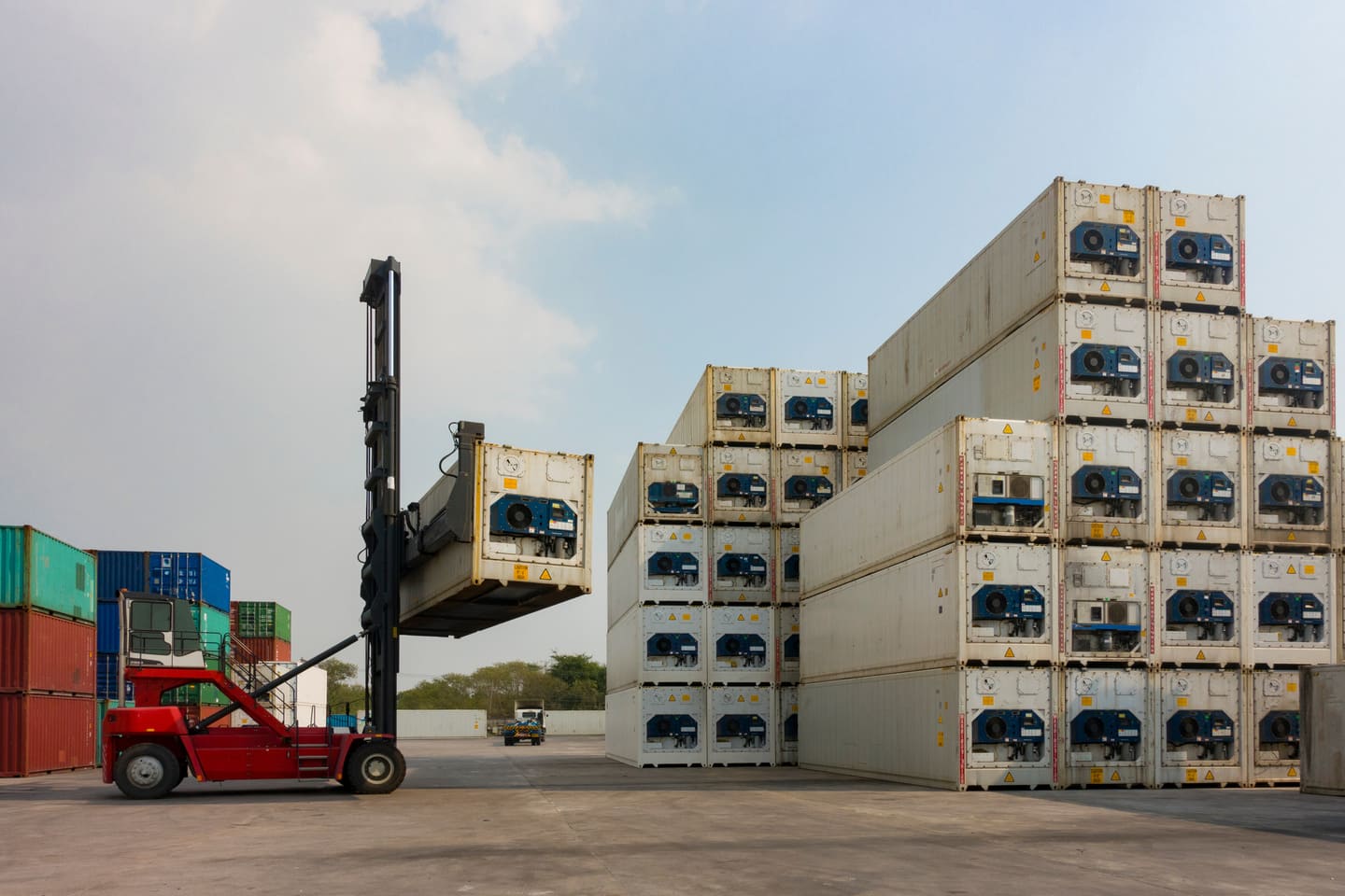 Dépôt de container dans un port