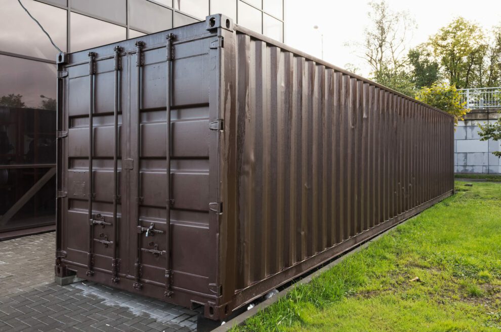 Entreprosage d'un container sur le parking d'une entreprise pour du stockage supplémentaire